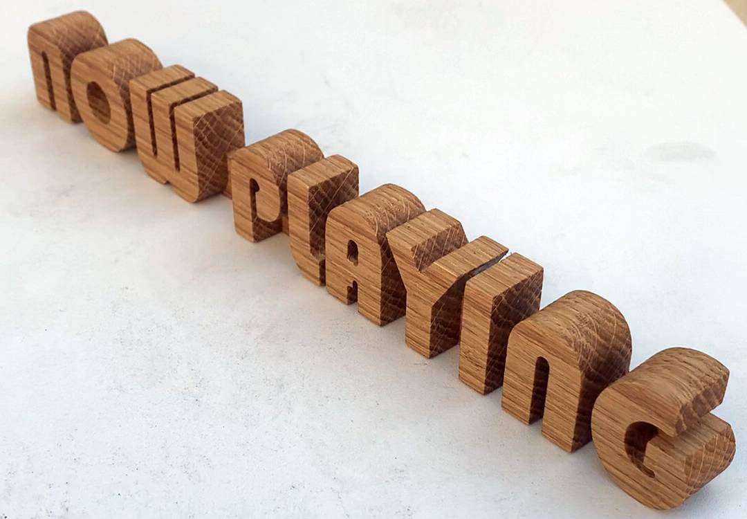 Défonce de lettrage « Now Playing »